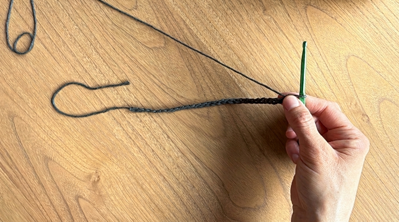 Starting slip knot and foundation chain of 28 chains for the mesh market crochet bag